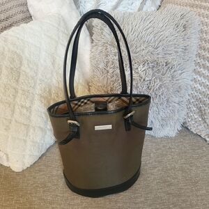 Burberry Green and Black Tote Bag with Sleek Design